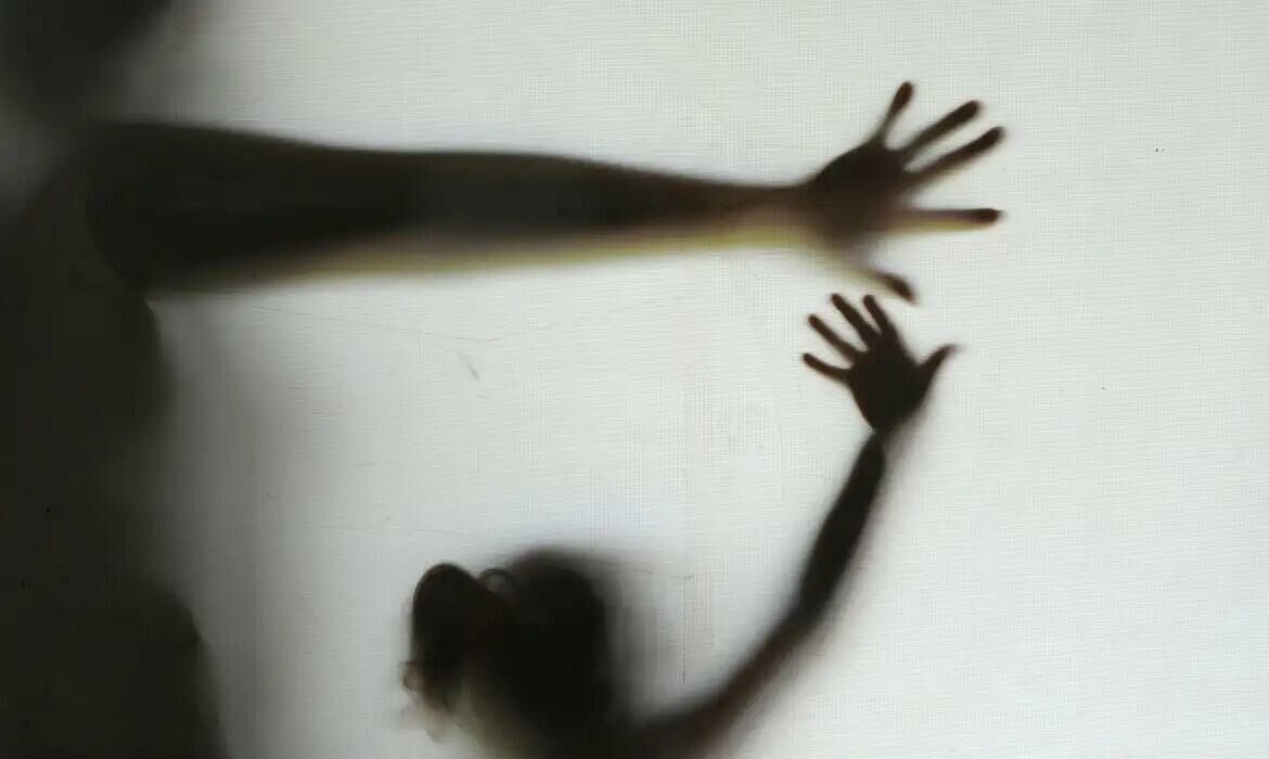 Imagem de compartilhamento para o artigo Violência contra crianças e adolescentes mais que dobra e acende alerta em MS da MS Todo dia